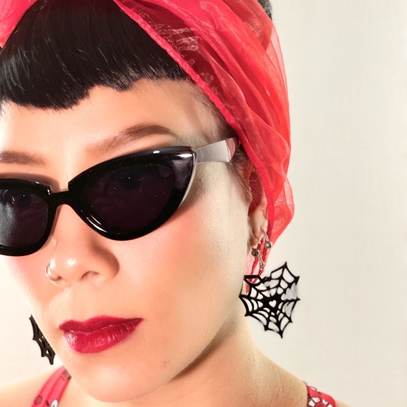 Black Spiderweb Heart Shaped Acrylic Dangling Halloween Gothic Earrings - Picture 2 of 8